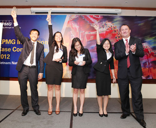 ນັກສຶກສາ ຫວຽດນາມ ລອດເຂົ້າຈຳນວນ 4 ທິມດີເດັ່ນ      ໃນການເສັງນັກທຸລະກິດສາກົນ